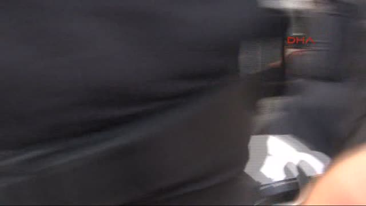 Yaralı Polisin Elini Ambulans Gelene Kadar Bırakmadı