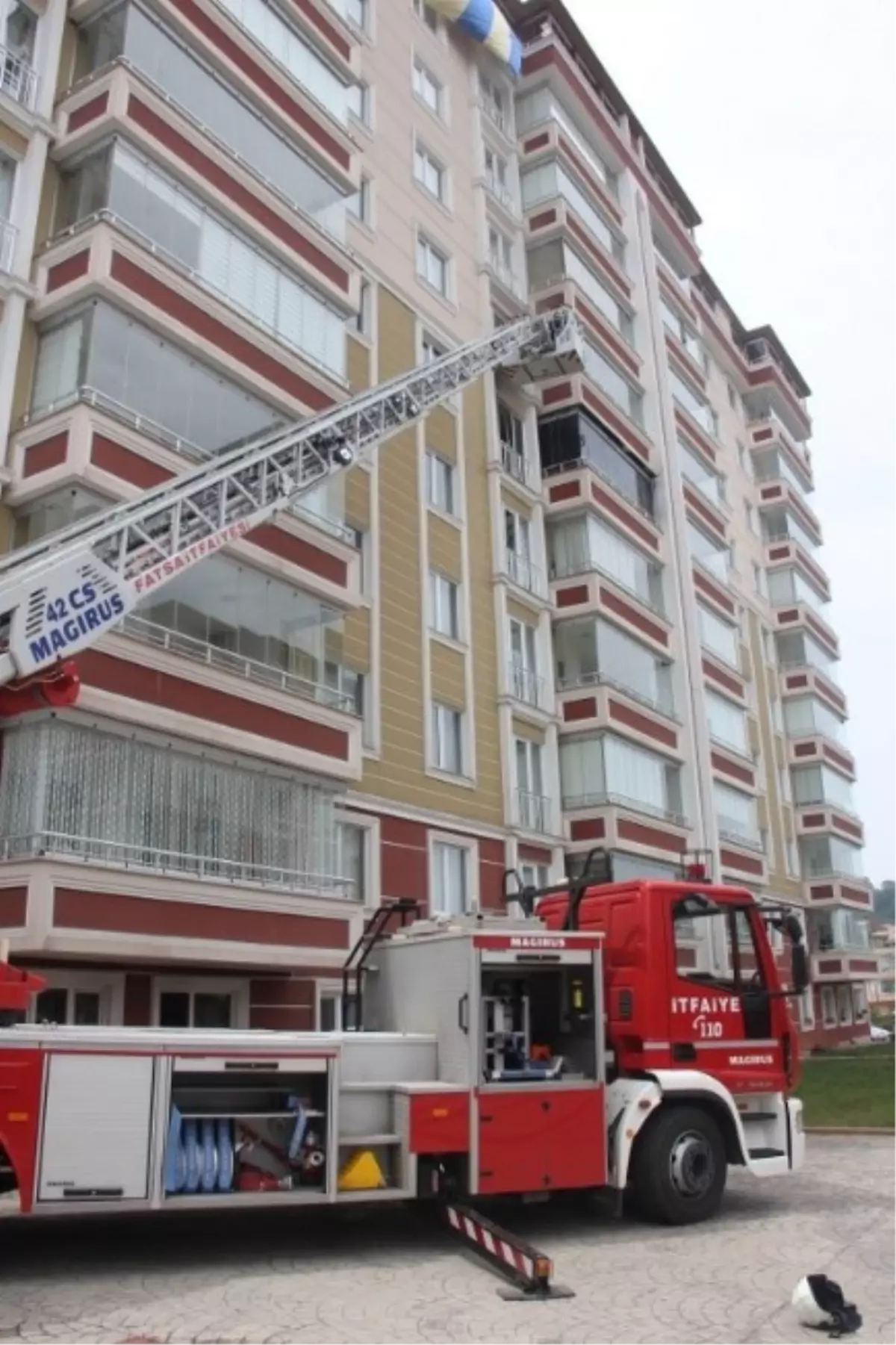 5. Kattaki Yangını 42 Metrelik İtfaiye Aracı Söndürdü