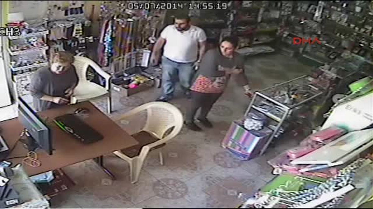 Adana\'da Alış Veriş Yapma Bahanesi ile Kırtasiye Dükkanına Giren 30 Yaşındaki Cumali Nacar ile Evli...