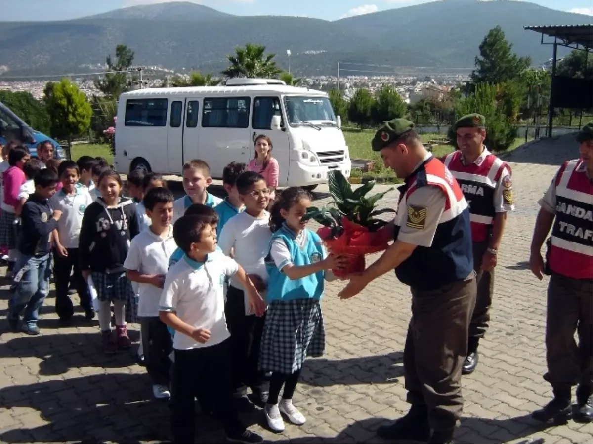 Akbüklü Öğrencilerden Jandarmaya Anlamlı Ziyaret