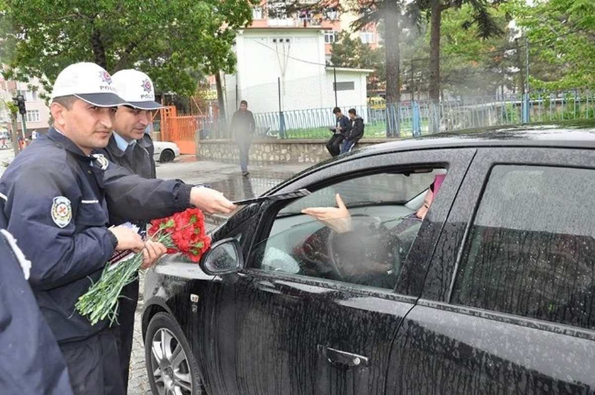 Akşehir\'de Trafik Ekiplerinden Sürücülere Karanfil