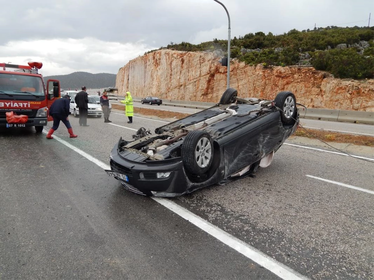 Antalya\'da Trafik Kazası: 1 Ölü, 4 Yaralı