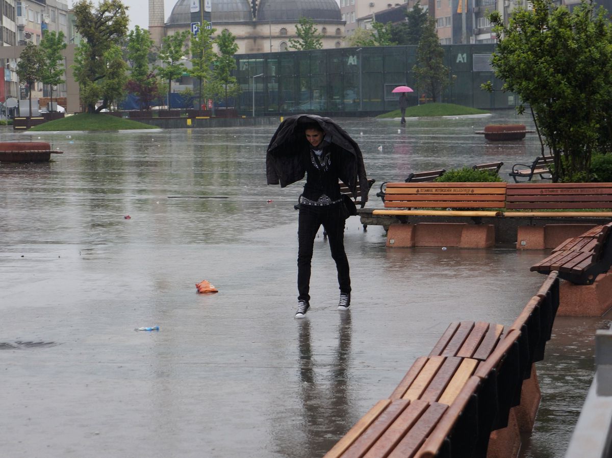 İstanbul\'da Sağanak Yağış Etkisini Sürdürüyor