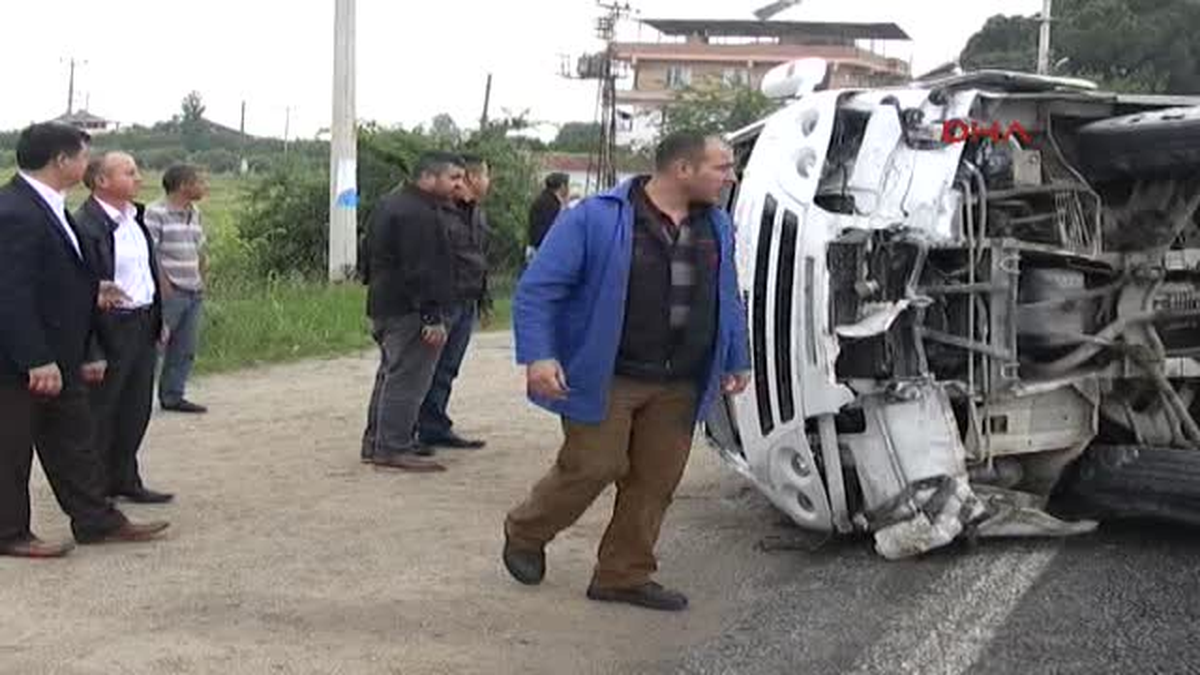 Aydın\'ın İncirliova İlçesi\'nde, Öğrenci Taşıyan Servis Minibüsü ile Yan Yoldan Çıkan Hafif Ticari...