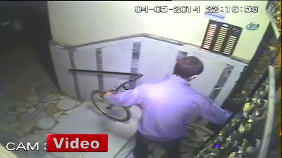 Bisiklet Hırsızı 2 Bisikleti Birden Sürdü