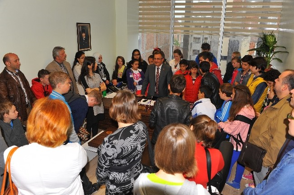 Comenius Programı Kapsamında Trabzon\'a Gelen Öğrencileri, Başkan Genç Makamında Ağırladı