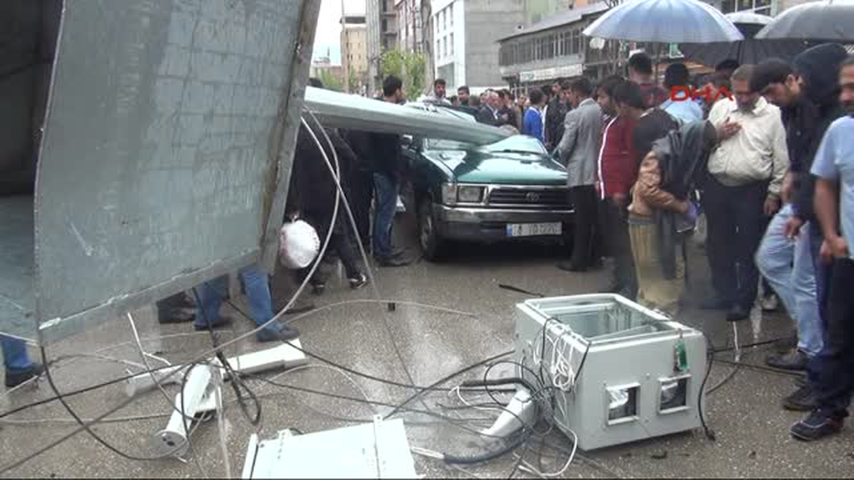 Hakkari\'nin Yüksekova İlçesi\'nde Bir Mobese Direğinin Rüzgarın Etkisiyle Devrilip, Yoldan Geçen...