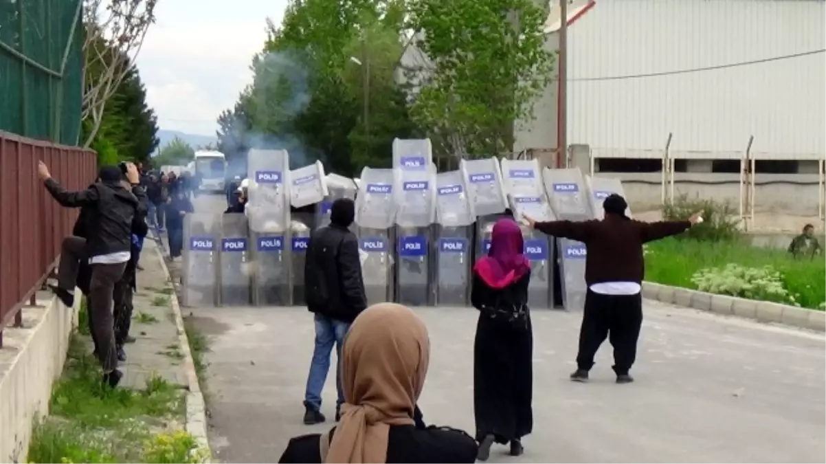 İbda-C\'den Cezaevi Önünde Taşlı Sopalı Eylem