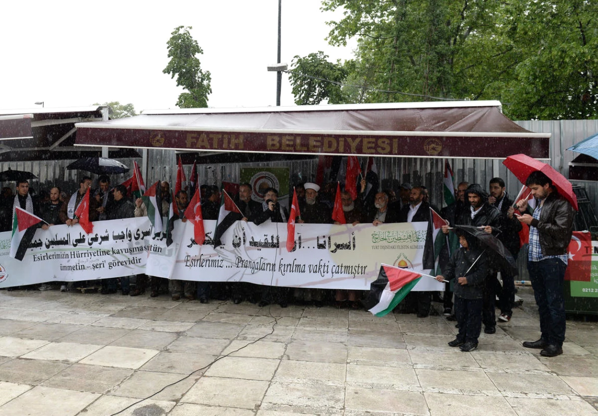 İstanbul\'da, Açlık Grevindeki Filistinli Esirlere Destek Gösterisi