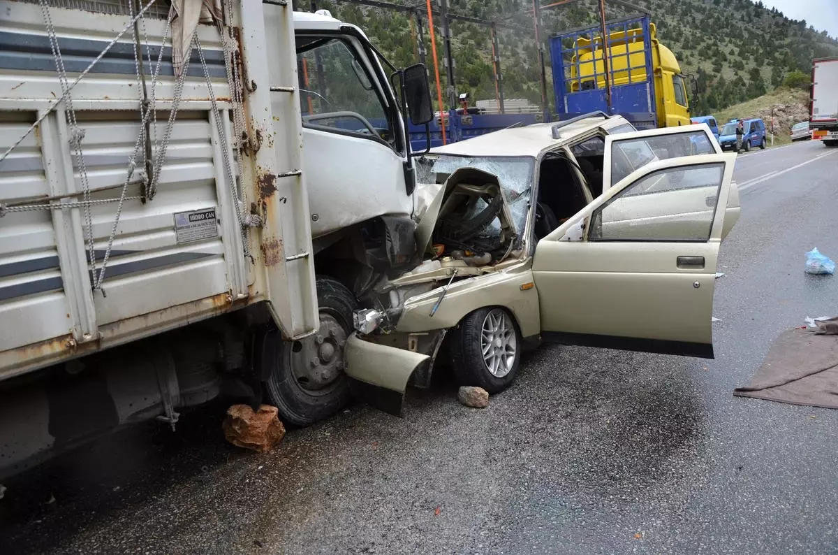 Kahramanmaraş'ta Kamyonla Otomobil Çarpıştı: 3 Ölü, 1 Yaralı