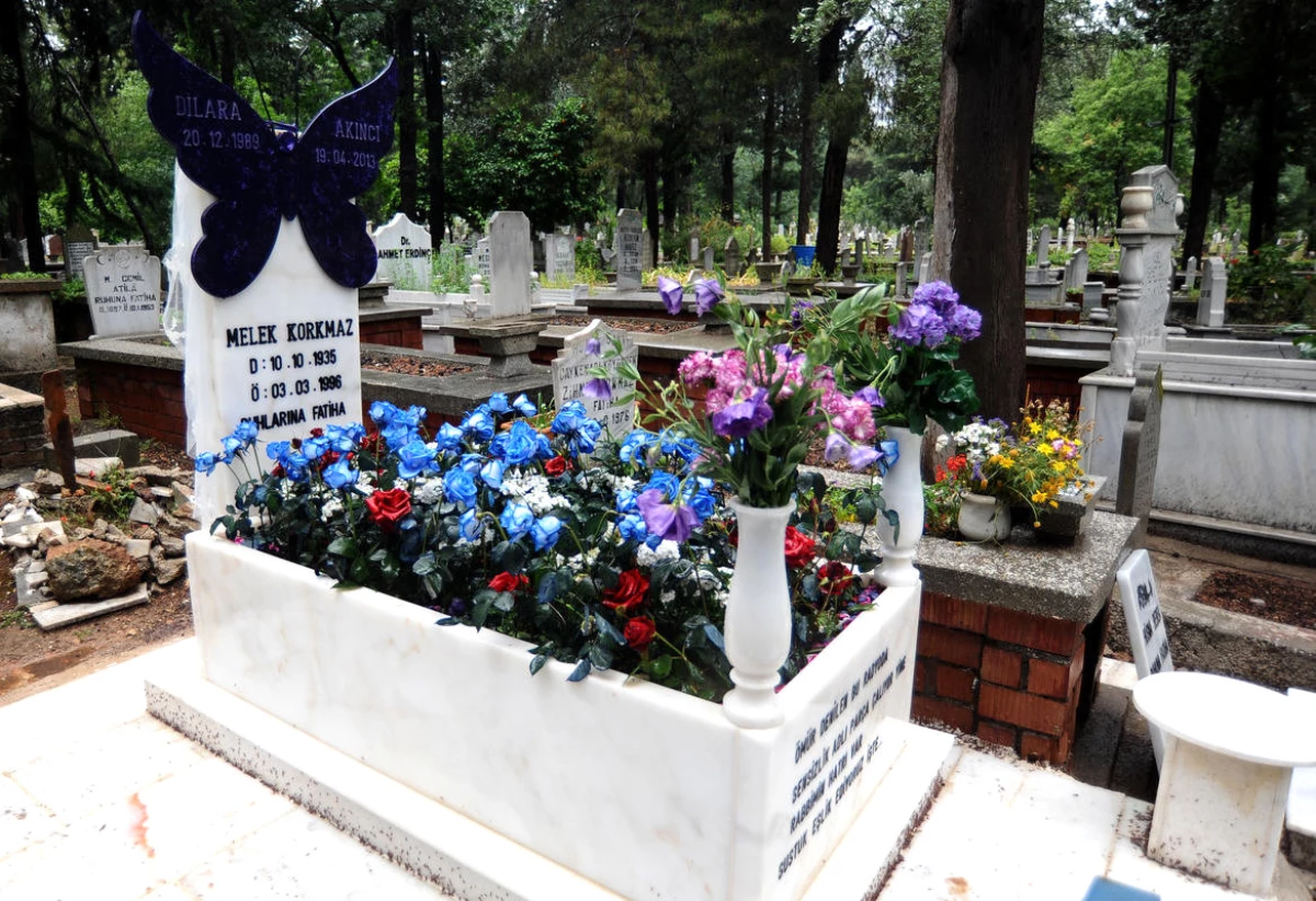 Kızının Mezarına Kelebekten Mezar Taşı Yaptı