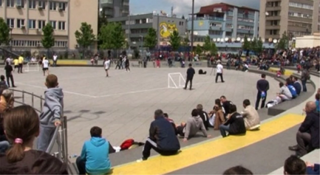 Kosova\'da 9 Mayıs AB Günü Hem Kutlandı Hem Protesto Edildi