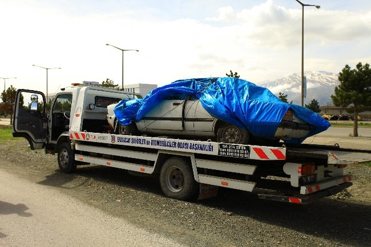 Mahalle Aralarındaki Hurda Araçlar Toplanıyor