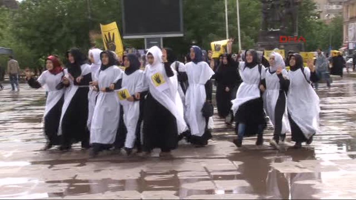 Mısır\'daki İdam Kararlarını İmam Hatip Lisesi Kızları Protesto Etti