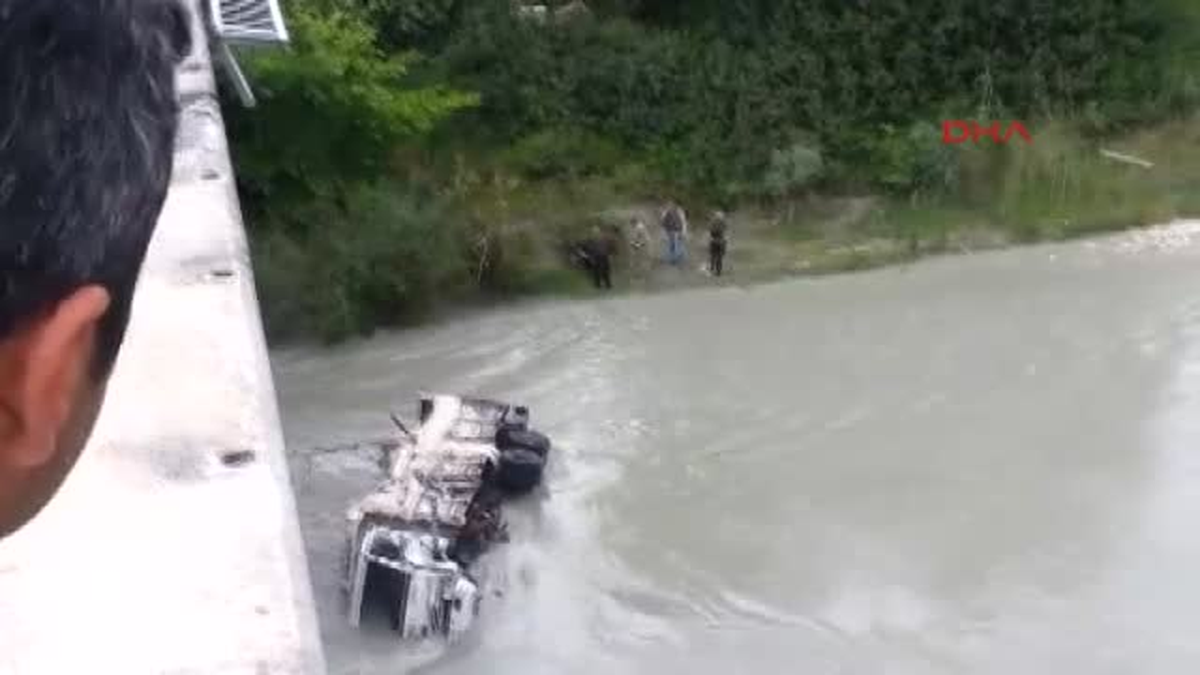Muğla\'da Buğday Yüklü Kamyon Esen Çayı\'na Uçtu