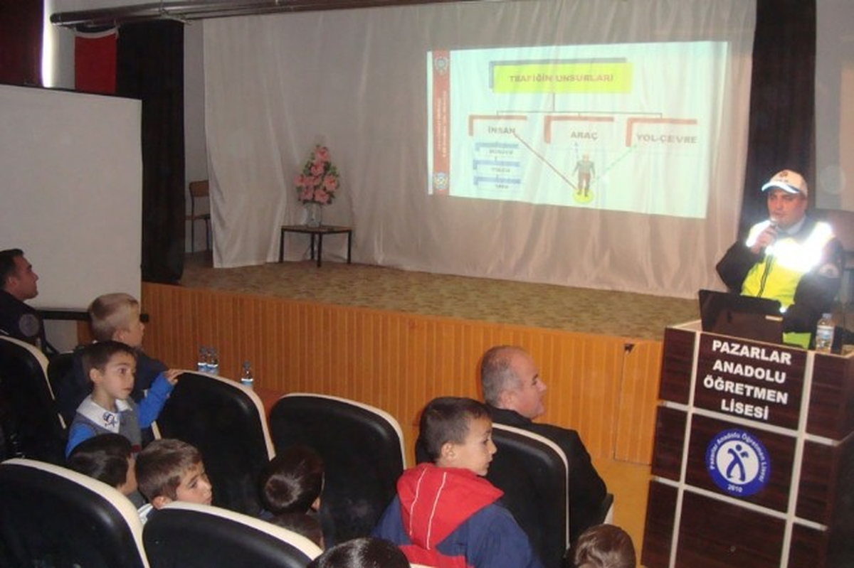 Pazarlar\'da Öğrencilere Trafik Kuralları Semineri Verildi