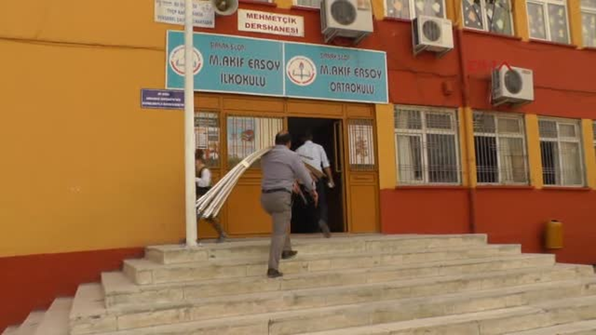 Öğretmen, Silopi\'de 2 Okula Kütüphane Kurdu