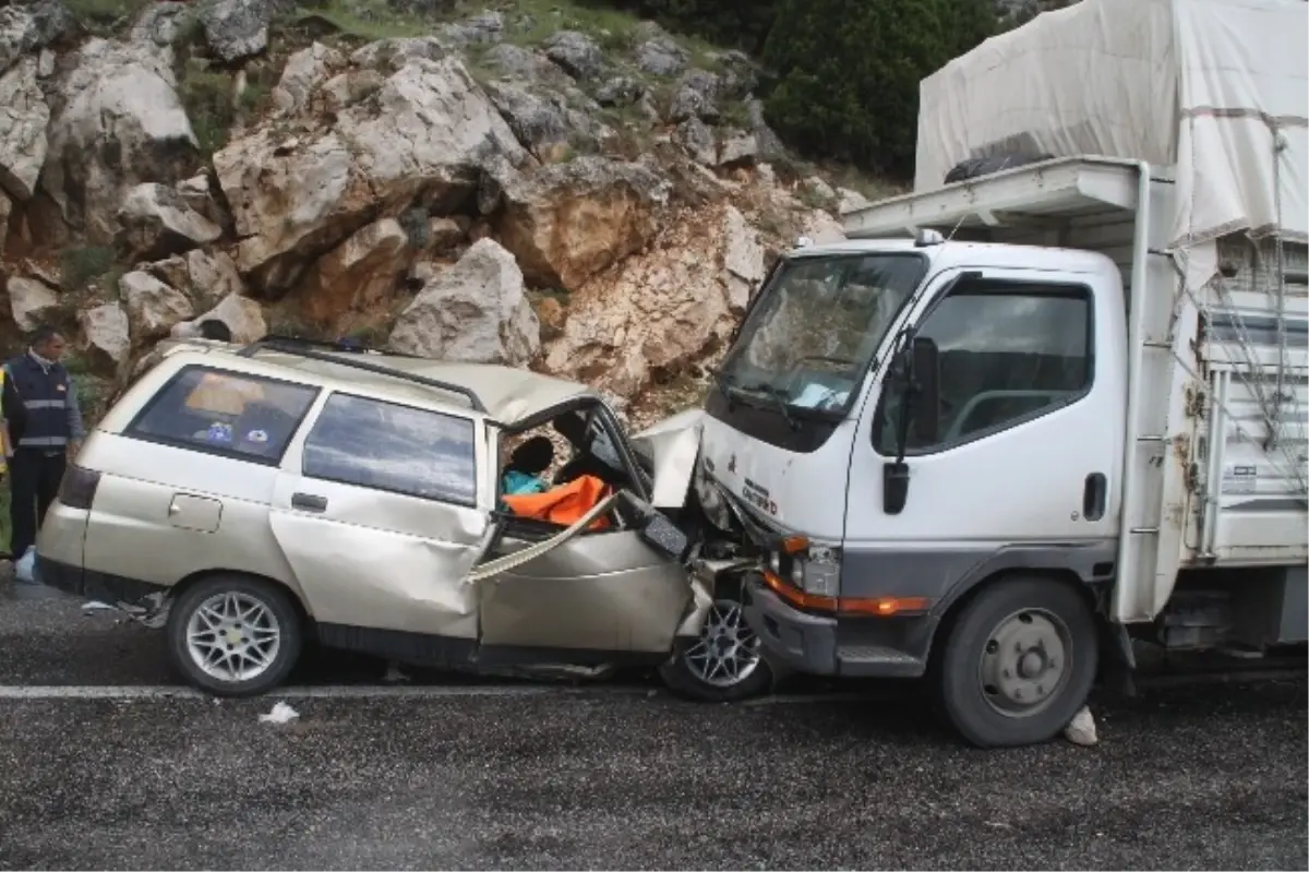 Kahramanmaraş\'ta Otomobille Kamyon Çarpıştı: 3 Ölü