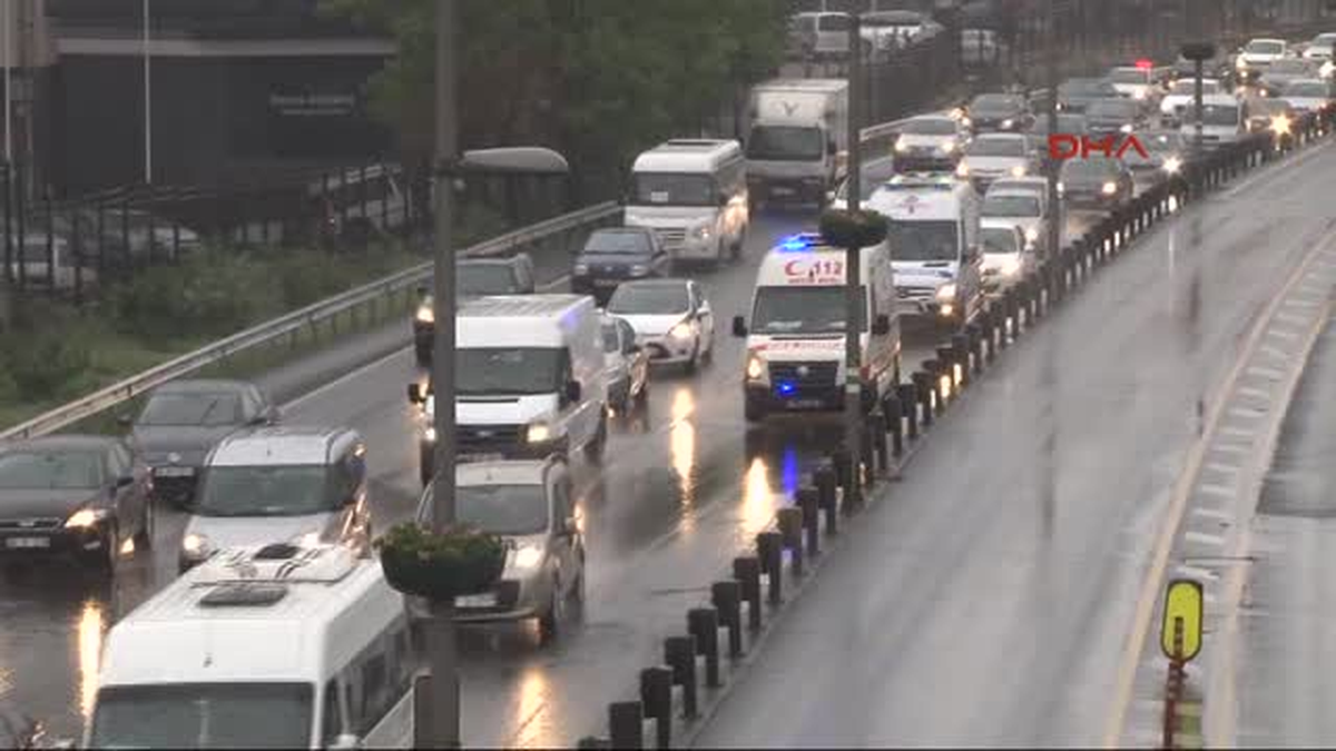 Sabahtan Beri Devam Eden Sağanak Yağışa Maddi Hasarlı Trafik