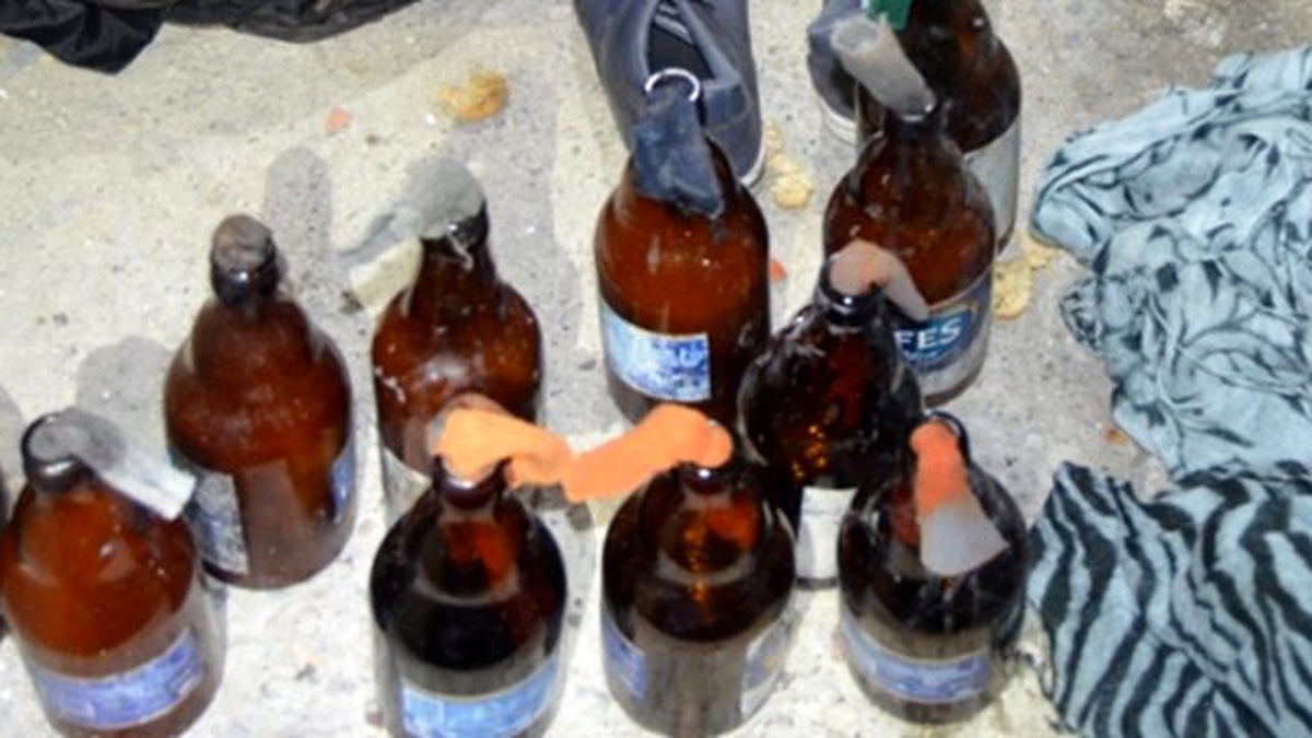 Üniversite Öğrencileri Molotoflarla Yakalandı