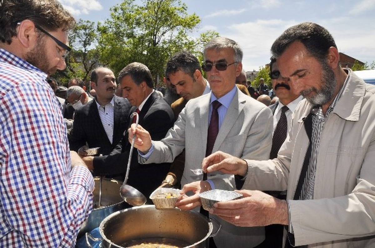 Vali Ataklı Vatandaşa Aşure İkram Etti