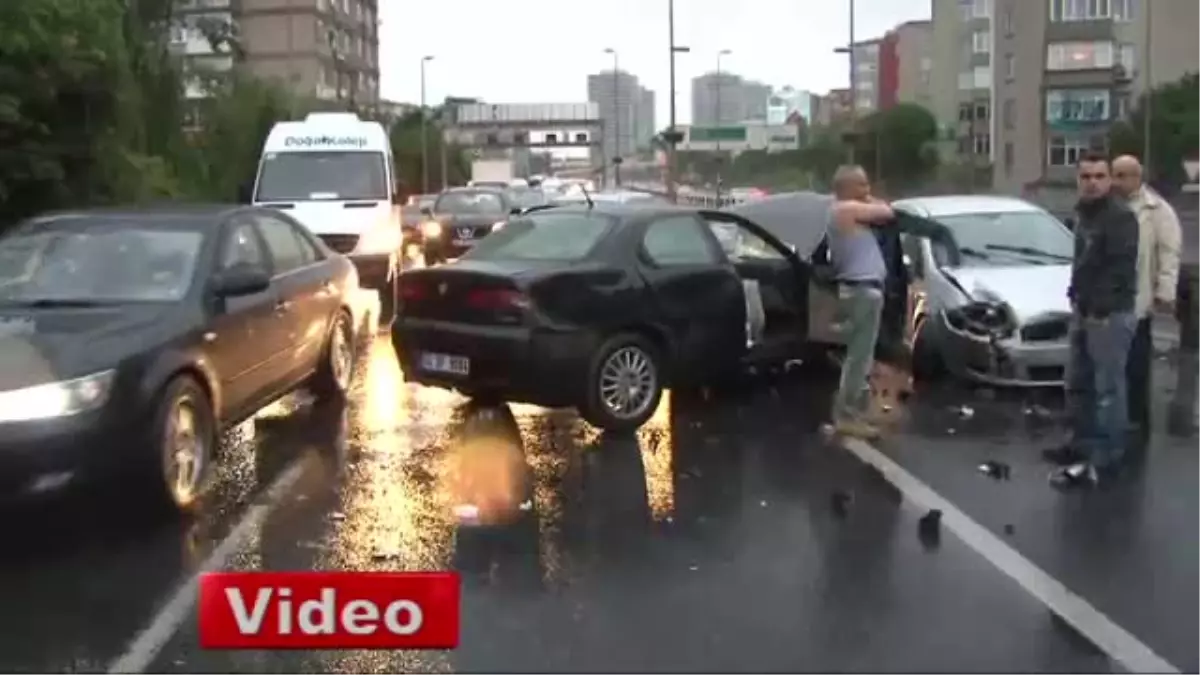 İstanbul\'da Yağmur Trafik Kazalarını da Beraberinde Getirdi