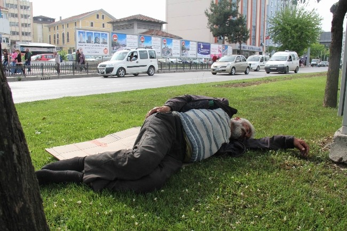 Yol Ortasında Uyuya Kaldı, Polisi Alarma Geçirdi