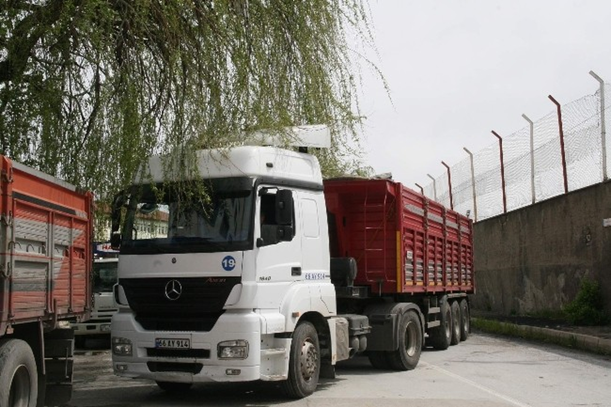Yozgat\'ta Yol Kenarlarına Sarkan Ağaç Dalları Trafik Akışını Engelliyor