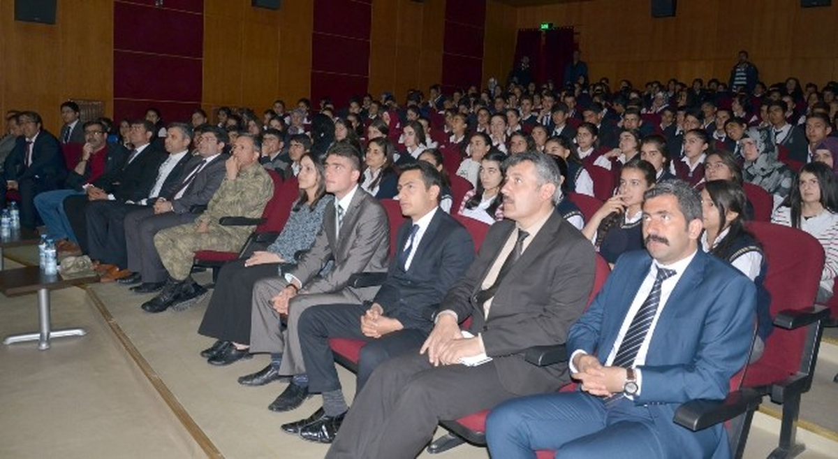 Yüksekova\'da Tablet Bilgisayar Dağıtıldı