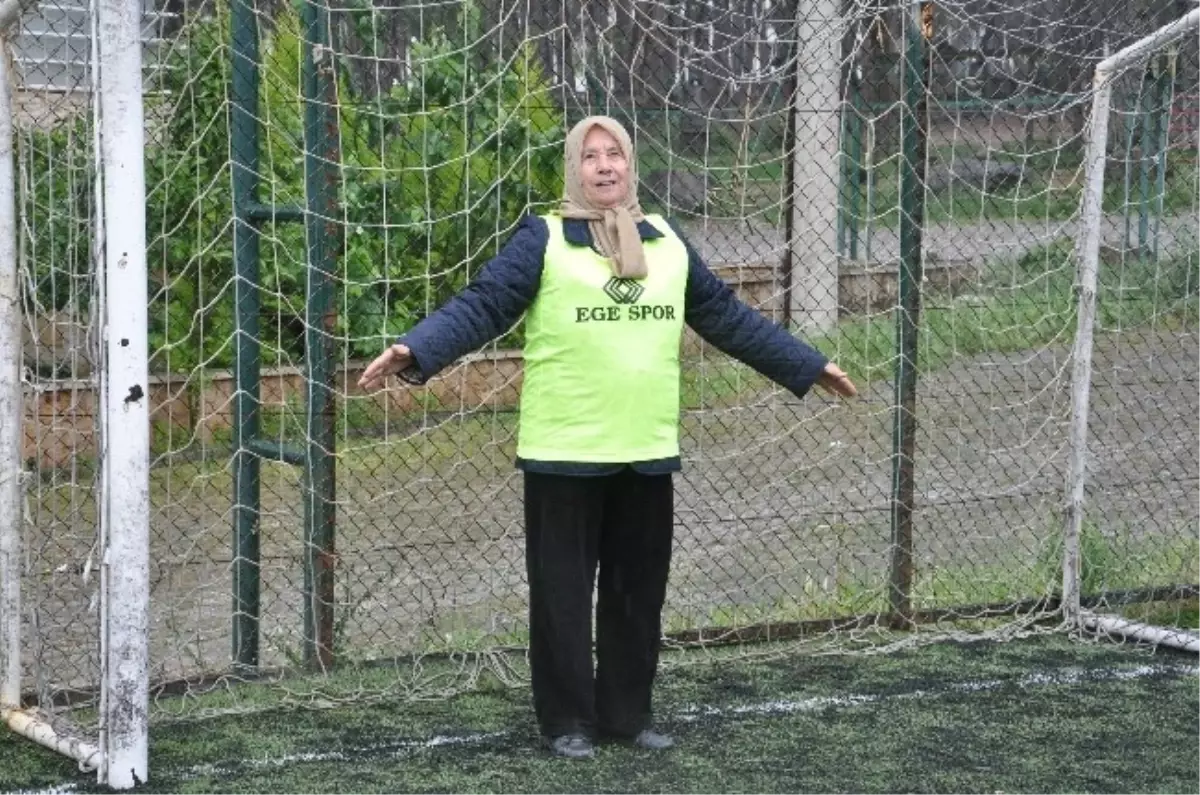 Denizli\'de 72 Yaşındaki Babaanne Torunu İçin Futbol Oynadı