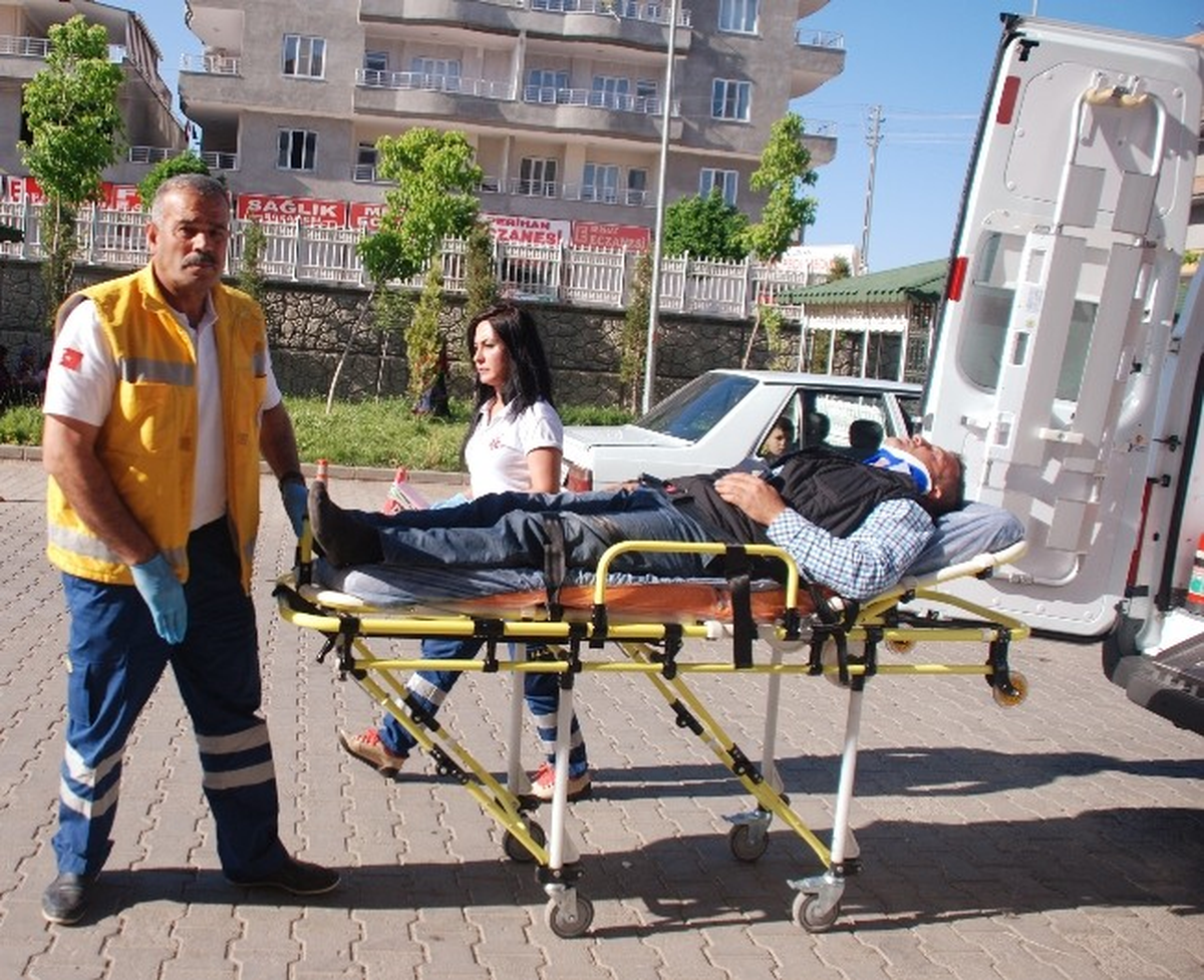 Adıyaman\'da İki Otomobil Çarpıştı: 1 Yaralı
