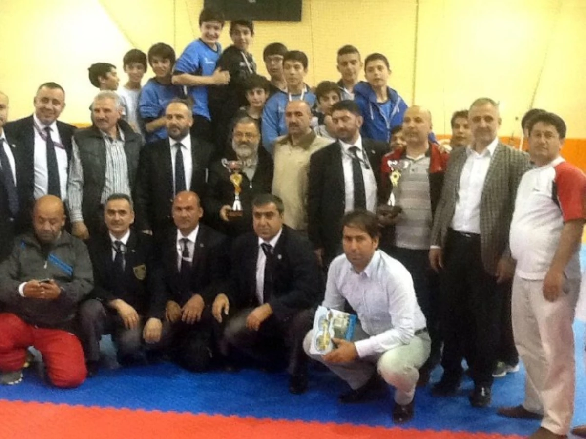 Anadolu Yıldızlar Ligi Karate Müsabakaları Elazığ\'da Yapıldı