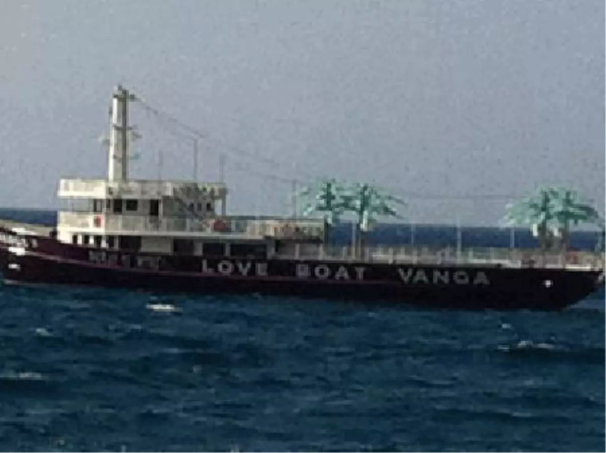 Bodrum\'da Aşk Gemisi \'Love Boat Vanga\' Denize İndi