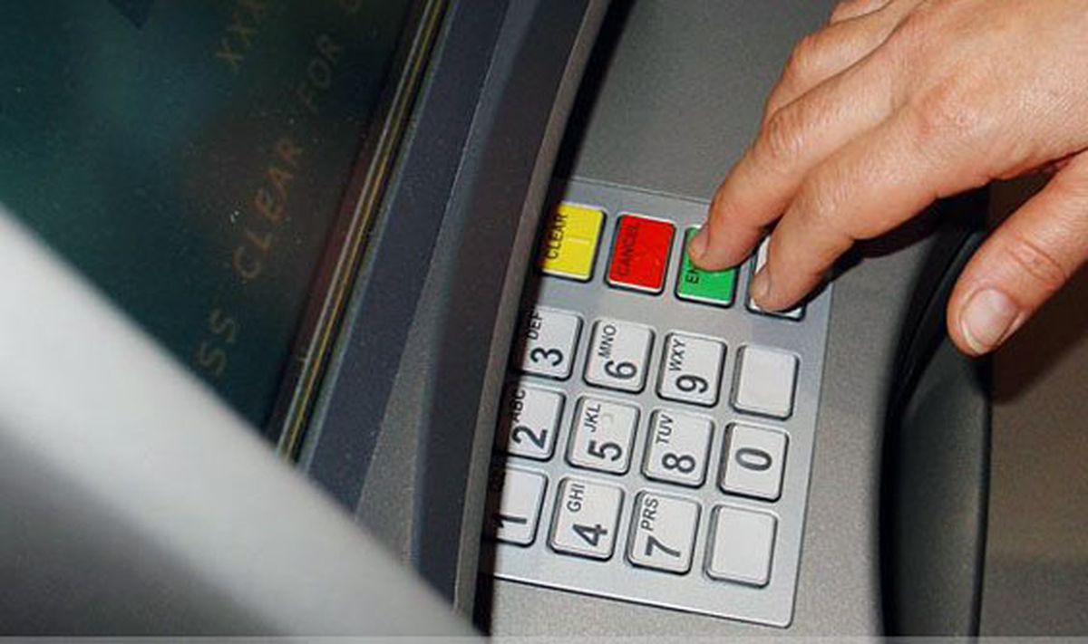 Atm\'den Para Çeken Silahlı Kişi
