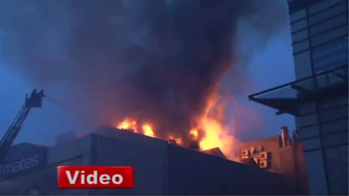 Bahçelievler\'de Oto Galerinin Çatısı Yanarak Kül Oldu