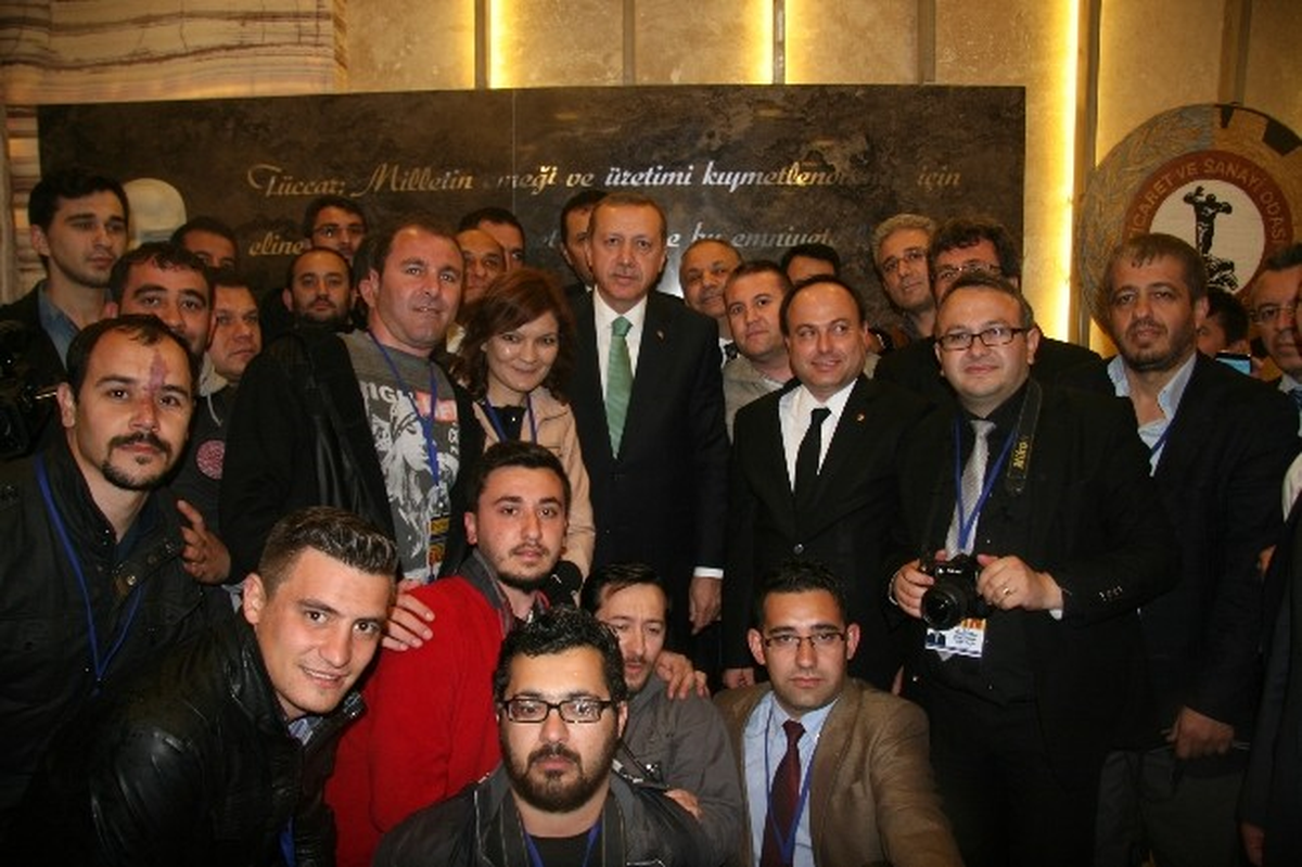 Başbakan Erdoğan\'dan Basın Mensupları ile Selfie Pozu