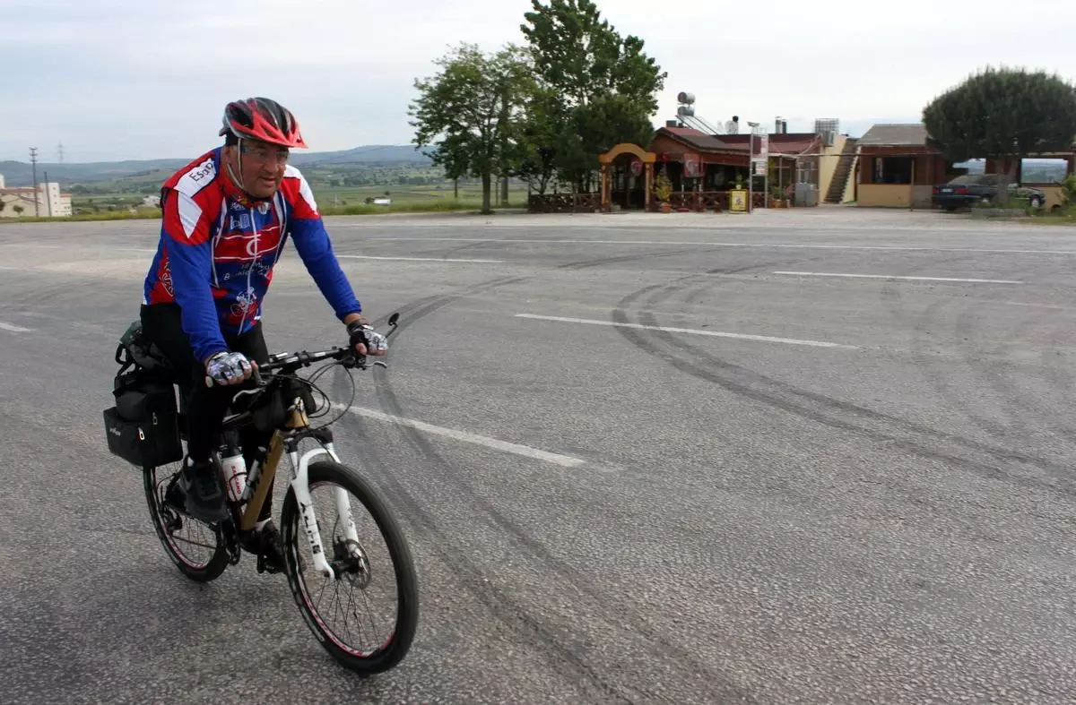 Bisikletiyle 360 Kilometre Gidip Annesinin Elini Öpecek