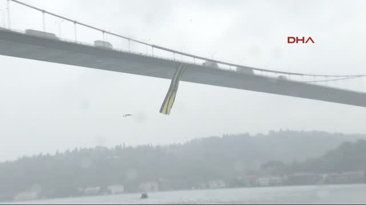 Fenerbahçe Bayrakları Köprülerde Dalgalanmaya Başladı