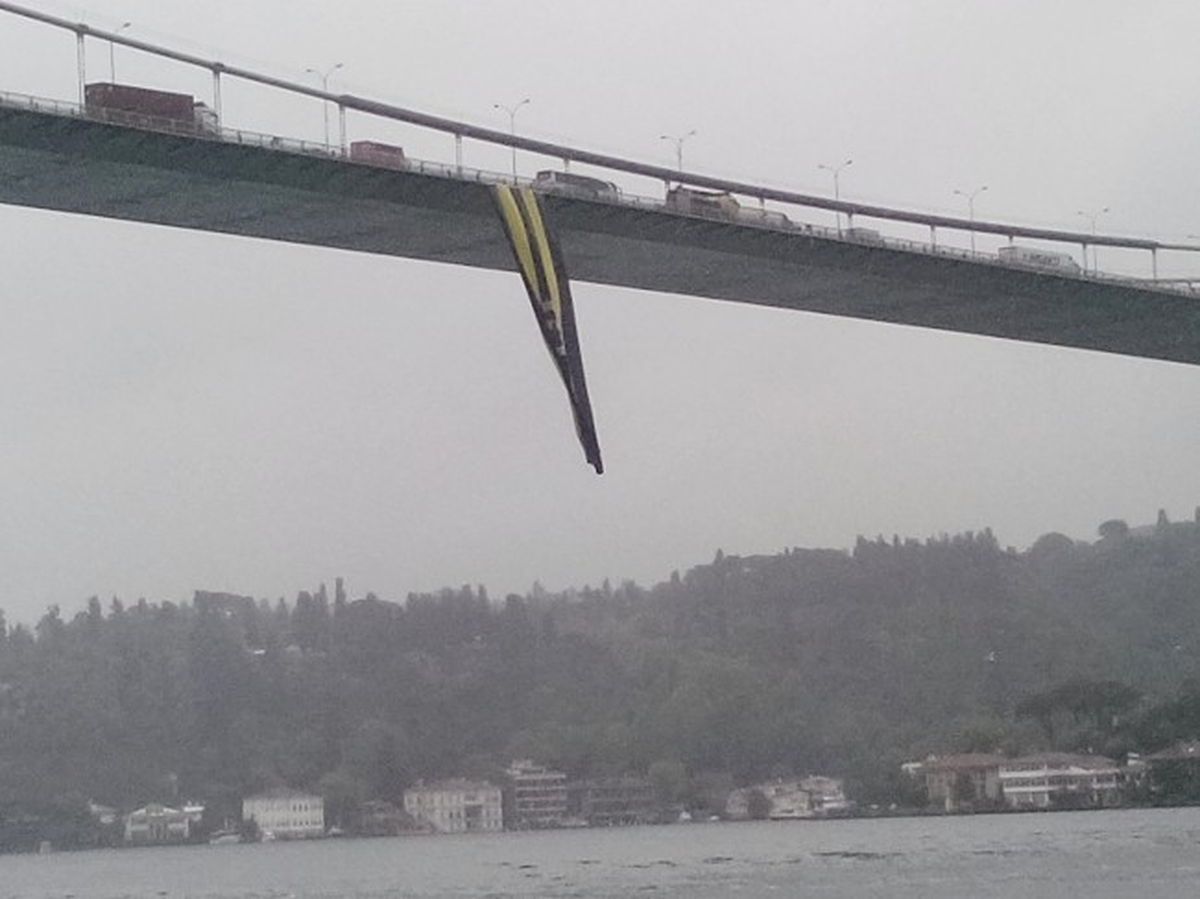 FSM\'ye Fenerbahçe Bayrağı Asıldı