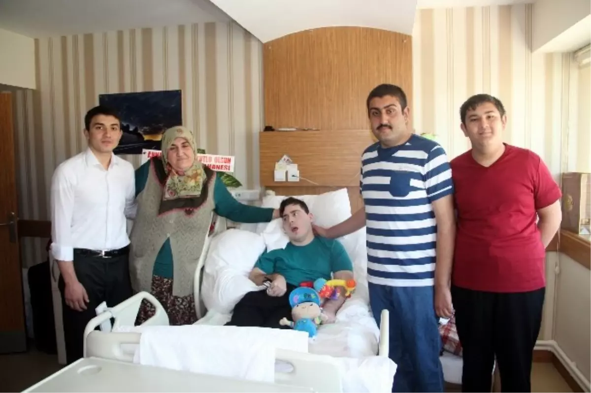 Gülsüm Ana\'ya Oğullarından "Anneler Günü" Ziyareti