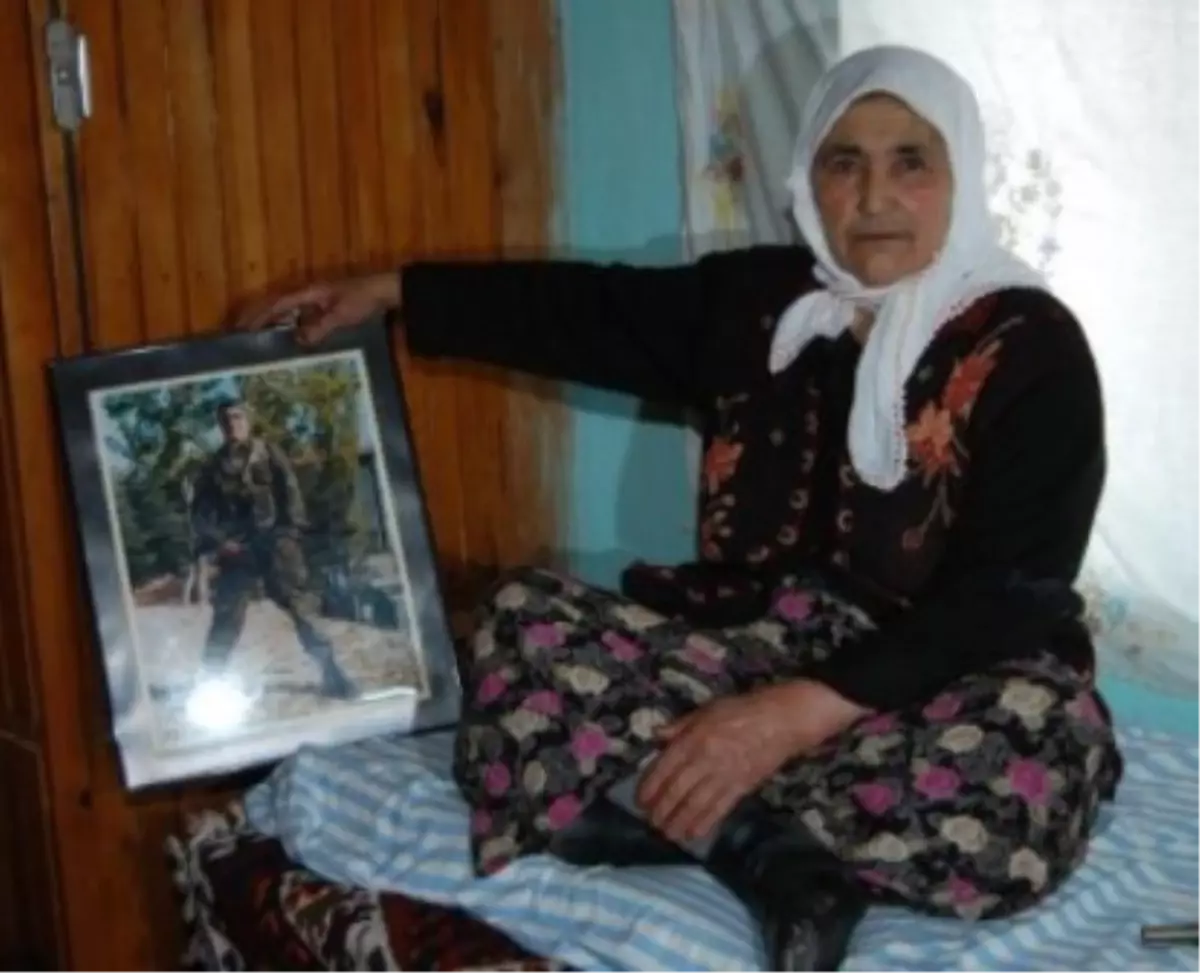 Herkes Annesine, Eşe Anne İse Oğluna Koştu