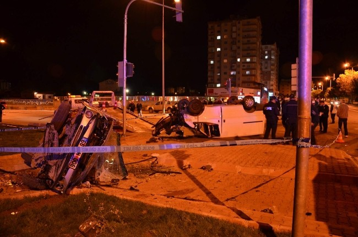 Kayseri\'de Otomobil ile Minibüs Çarpıştı: 7 Yaralı