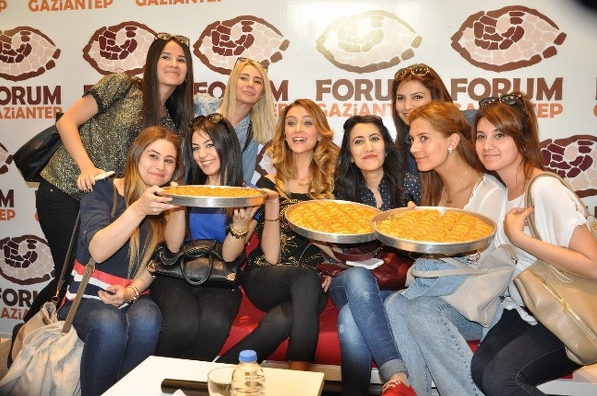 Özge Ulusoy\'a Gaziantepli Annelerden 3 Tepsi Baklava İkramı