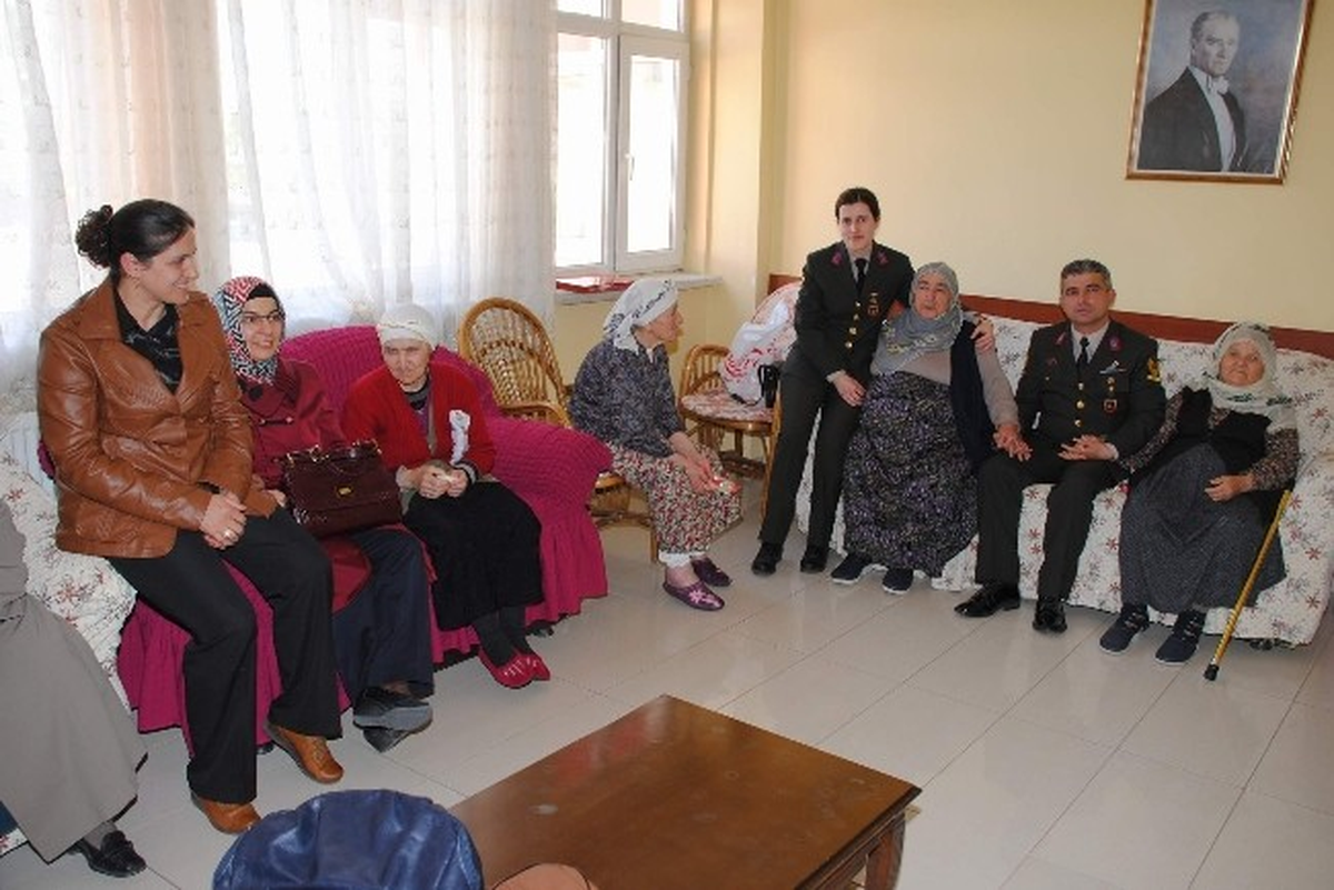 Yozgat\'ta Jandarma Huzur Evinde Kalan Yaşlıları Ziyaret Ederek Anneler Günü\'nü Kutladı