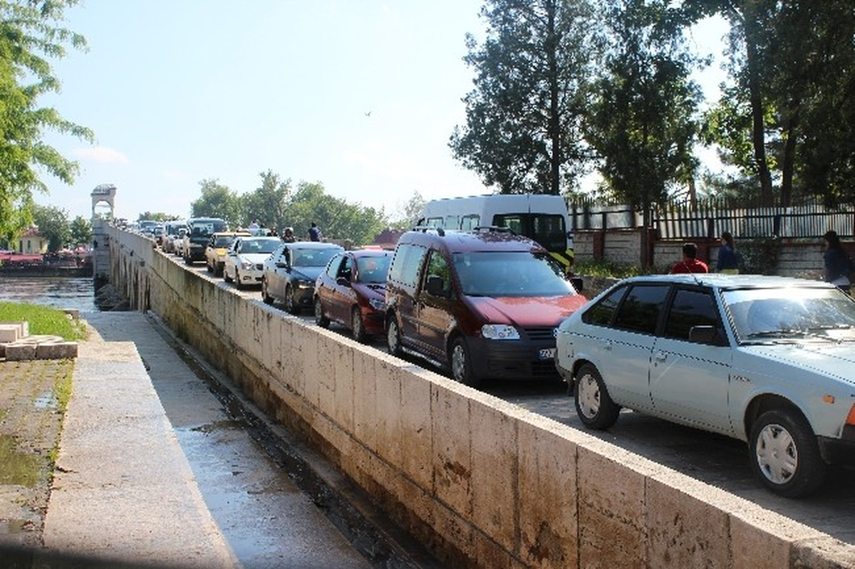 Anneler Günü Edirne\'de Köprüleri İstanbul Trafiğine Döndürdü