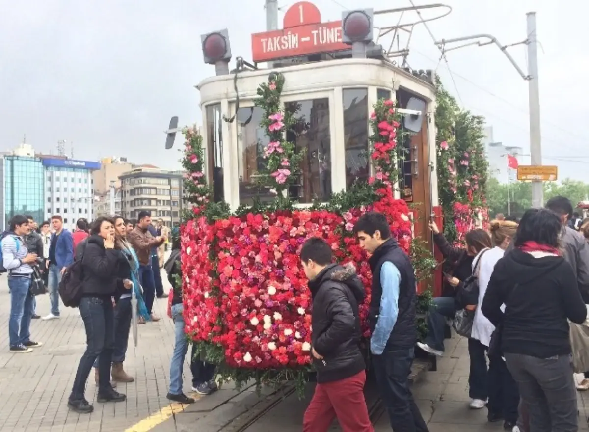 Anneler Gününde Nostaljik Tramvay Sürprizi