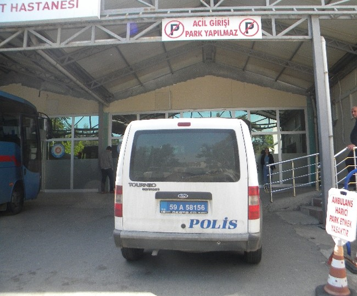Babası ile Tartışan Genç, Polisleri Yaraladı