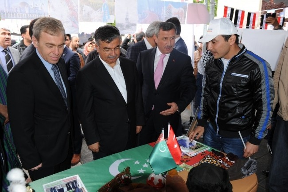 Bakanı Yılmaz, Uluslararası Öğrenci Buluşması Stantlarını Ziyaret Etti