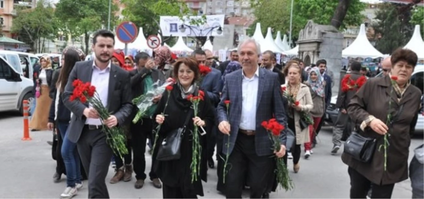 Başkan Saraçoğlu \'Anneler Günü\'nde Karanfil Dağıttı