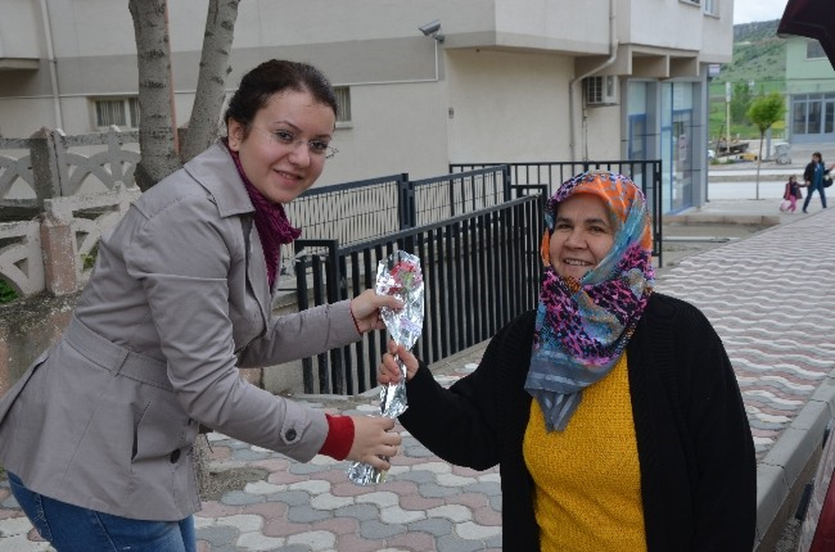 Belediye Başkanı Fatih Bakıcı\'dan Anneler İçin Karanfil